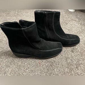 Clark’s Suede Women’s‎ Size 7